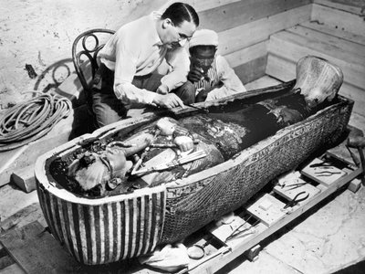 Говард Картер вскрывает гробницу Тутанхамона.jpg