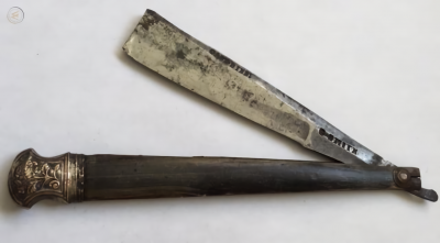 antique-straight-razor-1700s_1_639b7fe298e6366e87b719514852d04e_waifu2x_photo_noise3_scale.png