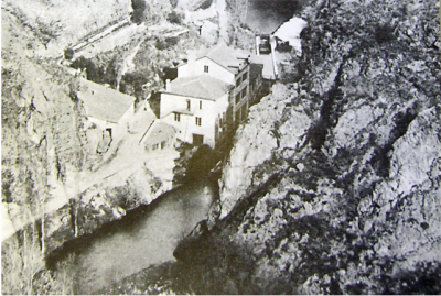Фабричное сооружение в тесной долине -Бурлящей- реки Дюроле,1900 г..png