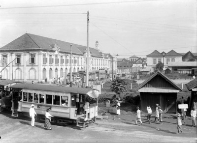 COLLECTIE_TROPENMUSEUM_Stoomtram_in_Batavia_bij_het_gebouw_van_de_ijzerwarenfabriek_van_Carl_Schlieper_TMnr_10014232.jpg
