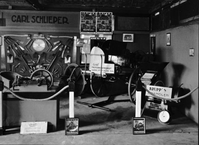 COLLECTIE_TROPENMUSEUM_Stand_van_Carl_Schlieper_op_de_Jaarbeurs_in_Bandoeng_TMnr_60004579.jpg
