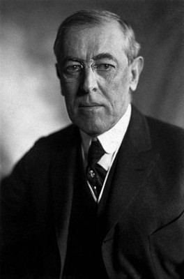 Thomas_Woodrow_Wilson,_Harris_&_Ewing_bw_photo_portrait,_1919.jpg