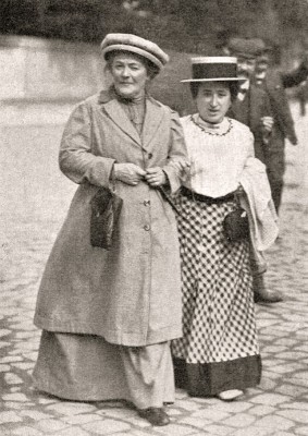 Клара Цеткин и Роза Люксембург 1910 год.jpg